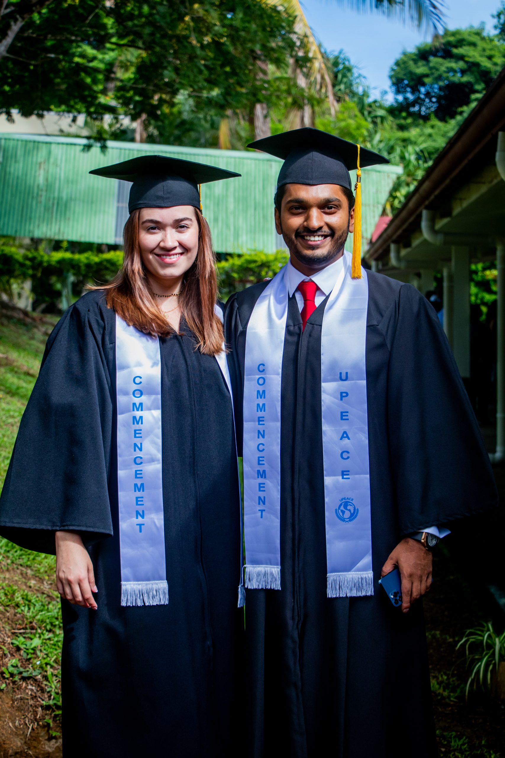Estudiantes graduados UPEACE - FELADE