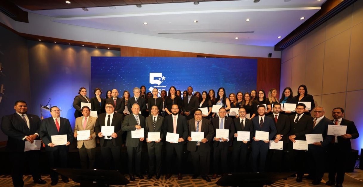 Certificación en Prevención del Lavado de Activos y Delitos (CIPLAD) background